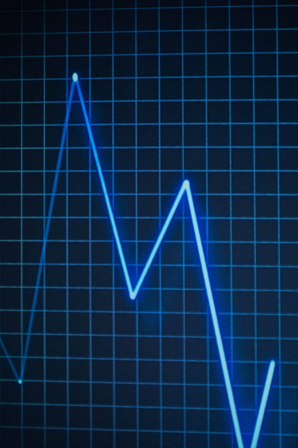 Linha de gráfico em néon azul a subir e a cair sobre uma grelha escura