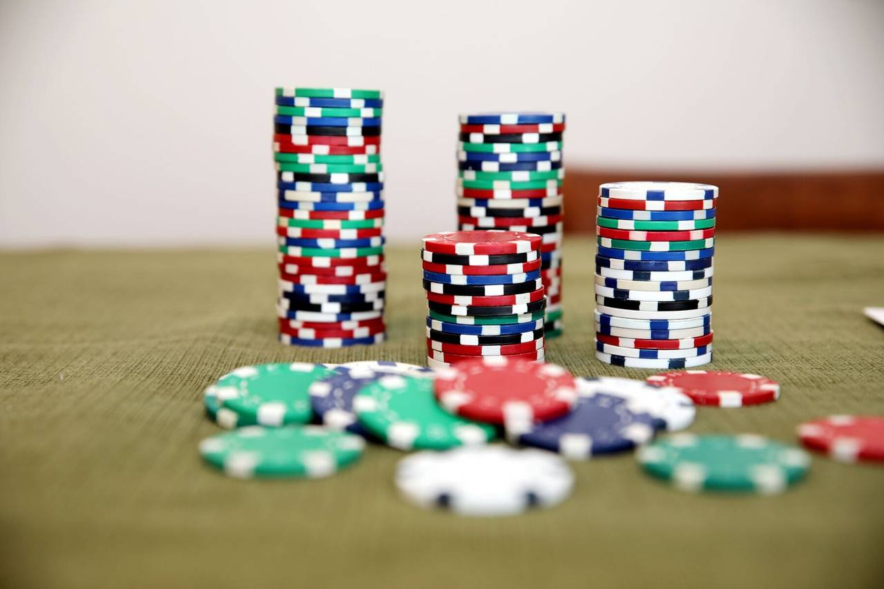 Pilhas altas de fichas de casino sobre feltro verde